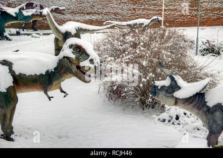 Belgrado, Serbia, Gennaio 2019 - coperta di neve la vita dimensioni modelli di dinosauri in Kalemegdan Dino park Foto Stock