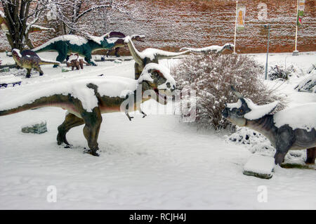 Belgrado, Serbia, Gennaio 2019 - coperta di neve la vita dimensioni modelli di dinosauri in Kalemegdan Dino park Foto Stock