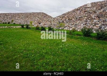 Giardino di destini è un monumentale complesso architettonico sull'isola Daugava nel Koknese. Scenario di pietre in Koknese nel parco giardino di Destin Foto Stock