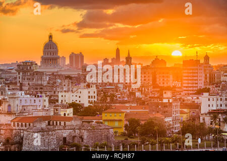 L'Avana, Cuba skyline del centro con il Capitolio al tramonto. Foto Stock