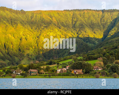 Il paesaggio intorno a Lagoa Azul, il famoso lago sull isola Sao Miguel nelle Azzorre, Portogallo. Foto Stock