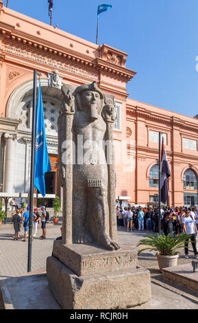All'aperto presentano nel Museo delle Antichità egiziano (Museo del Cairo), Cairo, Egitto: grande classica statua di pietra Foto Stock