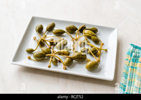Decapati e conserve di capperi pronto a mangiare nella piastra. Alimenti biologici. Foto Stock