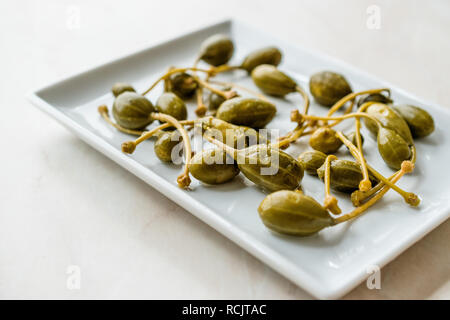 Decapati e conserve di capperi pronto a mangiare nella piastra. Alimenti biologici. Foto Stock