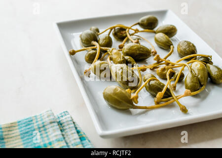 Decapati e conserve di capperi pronto a mangiare nella piastra. Alimenti biologici. Foto Stock