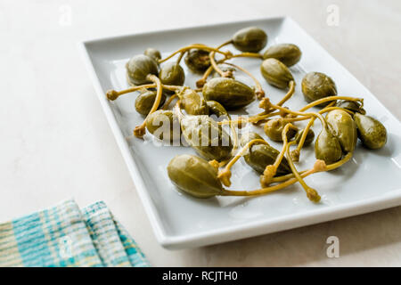 Decapati e conserve di capperi pronto a mangiare nella piastra. Alimenti biologici. Foto Stock