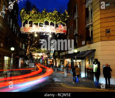 2017 Natale Luce display oltre Monmouth Street da Seven Dials, Londra, Regno Unito. Foto Stock