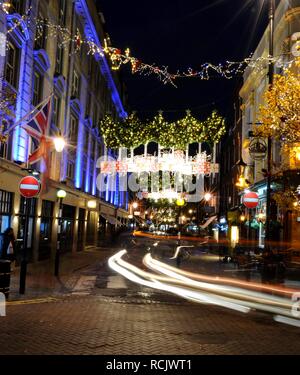 2017 Natale Luce display oltre Monmouth Street da Seven Dials, Londra, Regno Unito. Foto Stock