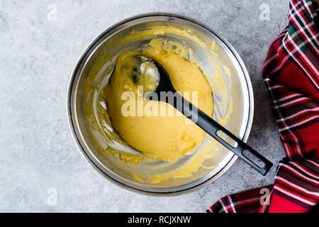 Preparare salsa olandese in pentola / Cucina Francese ricetta. I cibi tradizionali. Foto Stock