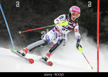 Zagabria, Croazia - Gennaio 5, 2019 : Giuseppina Forni dalla Francia compete durante l'Audi FIS Coppa del Mondo di Sci Alpino Slalom speciale femminile, Snow Queen Trofeo 20 Foto Stock