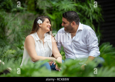 Coppia felice in giardino Foto Stock