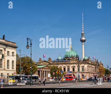 Berlino, Mitte,unter den linden Street view. Neue Wache, Tedesco Museo di Storia, Cupola della Cattedrale di Berlino,TV Tower. Foto Stock