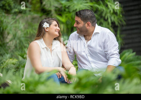L uomo e la donna giovane in giardino Foto Stock