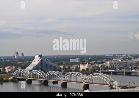 Vista panoramica di Riga: Biblioteca Nazionale della Lettonia e il fiume Daugava, Lettonia Foto Stock