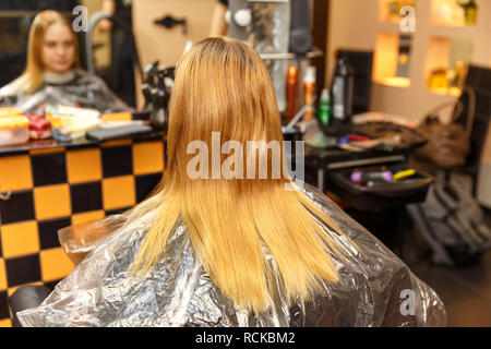 Parrucchiere professionale la tintura dei capelli del suo cliente. Foto Stock