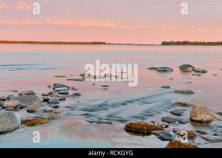 Mackenzie River all'alba, Fort Providence, Northwest Territories, Canada Foto Stock