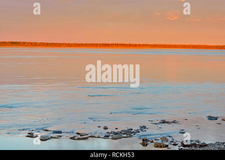 Mackenzie River all'alba, Fort Providence, Northwest Territories, Canada Foto Stock