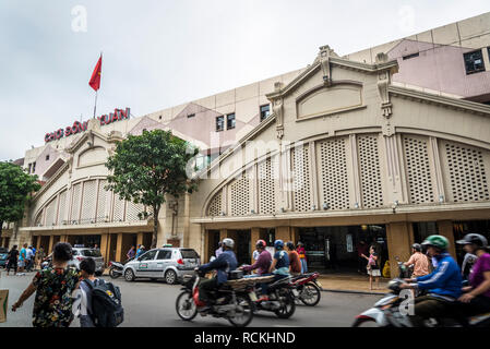 Dong Xuan Market, esterno del a quattro piani in stile sovietico, edificio più famoso mercato nel quartiere vecchio, Hanoi, Vietnam Foto Stock