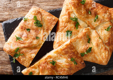 Khachapuri è una in stile georgiano tradizionale piatto di formaggio-riempita di pane. Il ripieno di formaggio contiene oesulguniâ€, uova e altri ingredienti orizzontale vista superiore Foto Stock