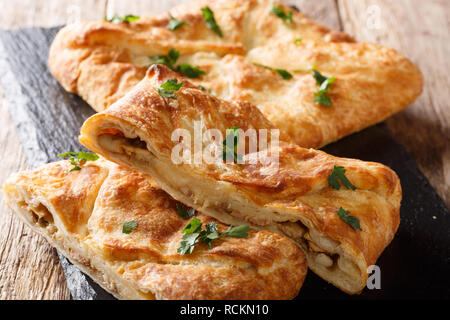 Khachapuri è una in stile georgiano tradizionale piatto di formaggio-riempita di pane. Il ripieno di formaggio contiene oesulguniâ€, uova e altri ingredienti Foto Stock