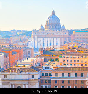 Vista di Roma con la basilica di San Pietro in Vaticano, Italia Foto Stock