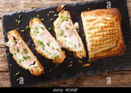 Tradizionale pasta sfoglia di pasta ripieno con salmone con formaggio vicino sul tavolo. parte superiore orizzontale vista da sopra Foto Stock