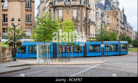 Tram blu nel centro di Reims prese a Reims, Borgogna, in Francia il 27 giugno 2014 Foto Stock