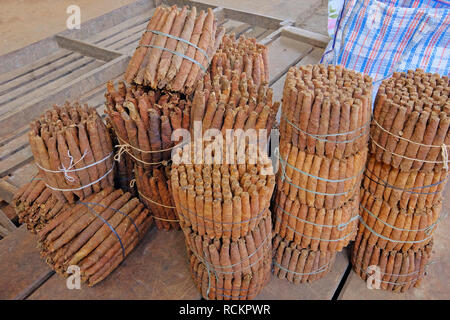 Fatte a mano appena arrotolato sigari a mercato degli agricoltori a Villarrica, Paraguay Foto Stock