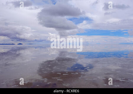 Salar de Uyuni, Salt Lake piatta con acqua e bellissimo cielo nuvoloso riflessioni, Uyuni, Bolivia Foto Stock
