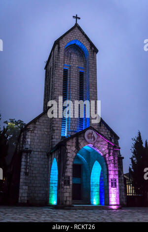 Chiesa di pietra, il Santo Rosario chiesa storica chiesa cattolica illuminata di notte, Sa Pa, northwestern Vietnam Foto Stock