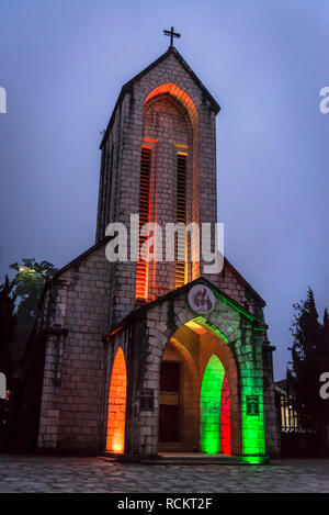 Chiesa di pietra, il Santo Rosario chiesa storica chiesa cattolica illuminata di notte, Sa Pa, northwestern Vietnam Foto Stock