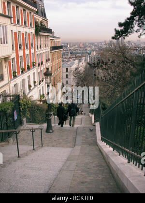 Passi verso il basso da la Butte Montmartre, Rue Maurice Utrillo, Montmartre, Parigi, Francia Foto Stock