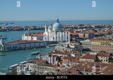 Vedute aeree dal Campanile Campanille della Basilica della Salute di Venezia. Viaggi, vacanze, architettura. Marzo 27, 2015. Venezia, della Regione del Veneto Foto Stock