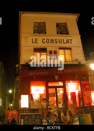 Rue des Saules, Montmartre, Paris, Francia la notte: Ristorante le Consulat Foto Stock