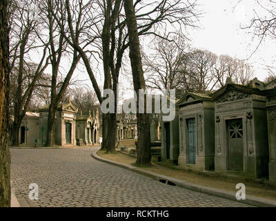 Guardando attraverso il Cimetière du Père-Lachaise, Ventesimo arrondissement a Parigi la più grande città dei morti Foto Stock