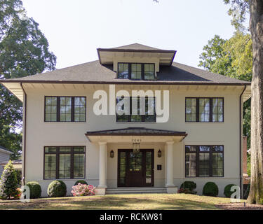 Bellissimi esterni della casa bianca nel sobborgo della città, real estate Foto Stock