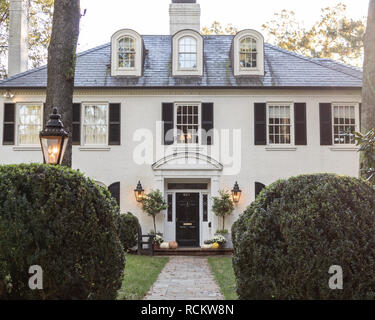 Bellissimi esterni della casa bianca nel sobborgo della città, real estate Foto Stock