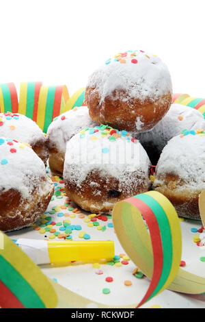 Il tedesco ciambelle con marmellata e zucchero a velo. Il carnevale di zucchero in polvere sollevata ciambelle. Foto Stock