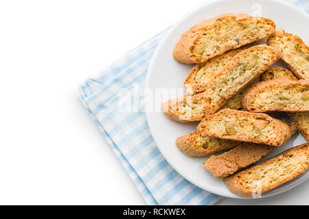 Dolce cantuccini biscotti. Biscotti italiani sulla piastra isolata su sfondo bianco. Vista dall'alto. Foto Stock