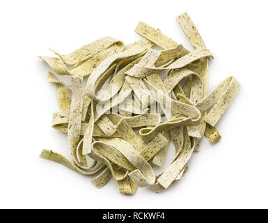 Materie pasta italiana. Asciugare le tagliatelle con spinaci isolati su sfondo bianco. Foto Stock
