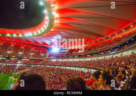 Gli spettatori a Wanda Metropolitano stadium, Vista notte. Madrid, Spagna. Foto Stock