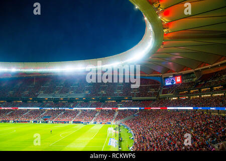 Gli spettatori a Wanda Metropolitano stadium, Vista notte. Madrid, Spagna. Foto Stock