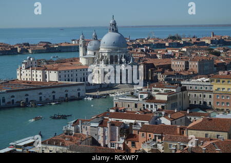 Vedute aeree dal Campanile Campanille della Basilica della Salute di Venezia. Viaggi, vacanze, architettura. Marzo 27, 2015. Venezia, della Regione del Veneto Foto Stock