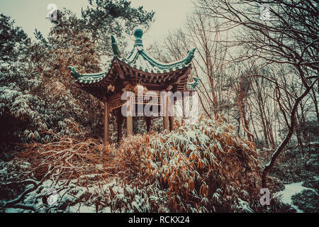 Pagoda coperta di neve bianca Foto Stock