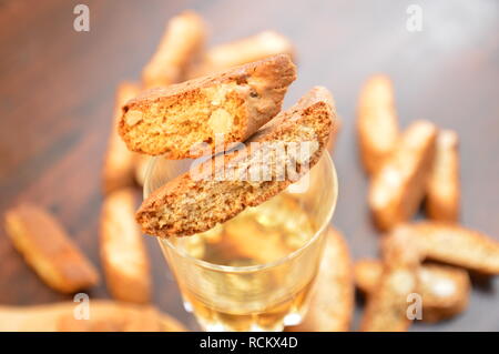 Italian cookies cantuccini di toscana dessert con mandorle Foto Stock