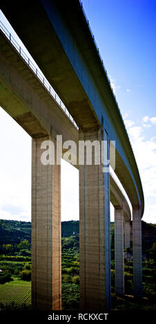 Vista dal basso in scala grande ponte stradale nella luce del sole durante il giorno, close up Foto Stock