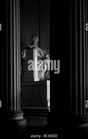 Guardando attraverso le colonne per il Lincoln Memorial, Washington DC, Stati Uniti d'America, vista laterale, posteriore e bianco Foto Stock