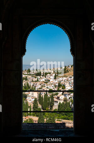 Vista attraverso il vetro, Generalife Palace, Alhambra Palace, Granada, Andalusia, Spagna Foto Stock