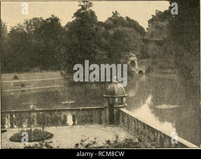 . Die Gartenwelt. Il giardinaggio. Schloss Dyck, Blick vom Parke aus auf die Brücke von 1770. Aus deutschen Gärten. Der Schloßgarten des Schlosses Dyck im Rheinland. Von Obergärtner A. Schipper. (Hierzu fünf Abbildungen nach für die "Gartenwelt" Aufnahmen gefertigten.) Der Herausgeber dieser Zeitschrift bezeichnete die hie- sigen Anlagen mir gegenüber als "ein herrliches Fleckchen Erde", und die mit Recht, sind doch an den Schloßbauten eine Menge schöner Punkte und im Parke schöne Partien und seltene Pflanzen in prachtvollen und auch recht alten Exemplaren. Der Park zerfällt in zwei pièces, Foto Stock