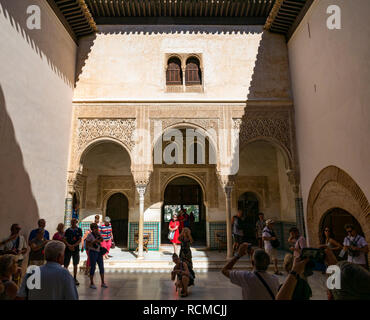 Turisti nel patio della sala dorata, Nasrid Palace, Alhambra Palace, Granada, Andalusia, Spagna Foto Stock